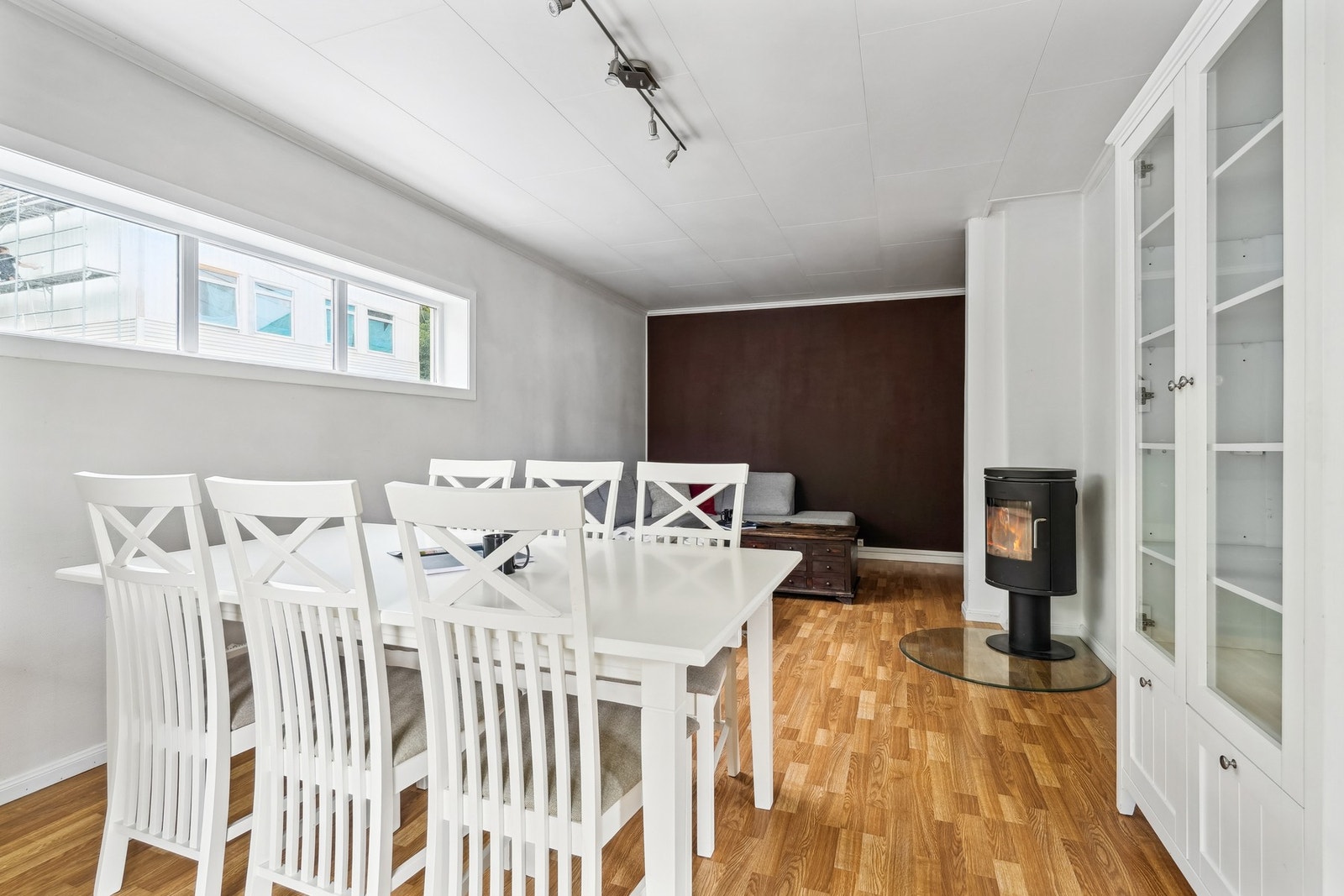 Stuen varmes opp med peisovn. Galleribilde