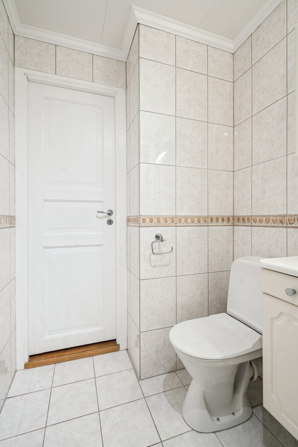 Badet har elektrisk gulvvarme. Vaskemaskin medfølger handelen. Galleribilde