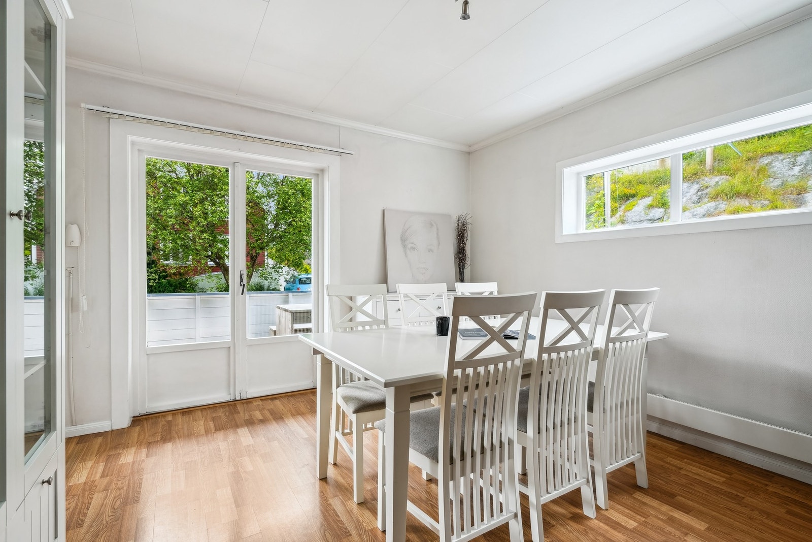 Ved enden av stuen fører veien videre til leilighetens kjøkken. Galleribilde