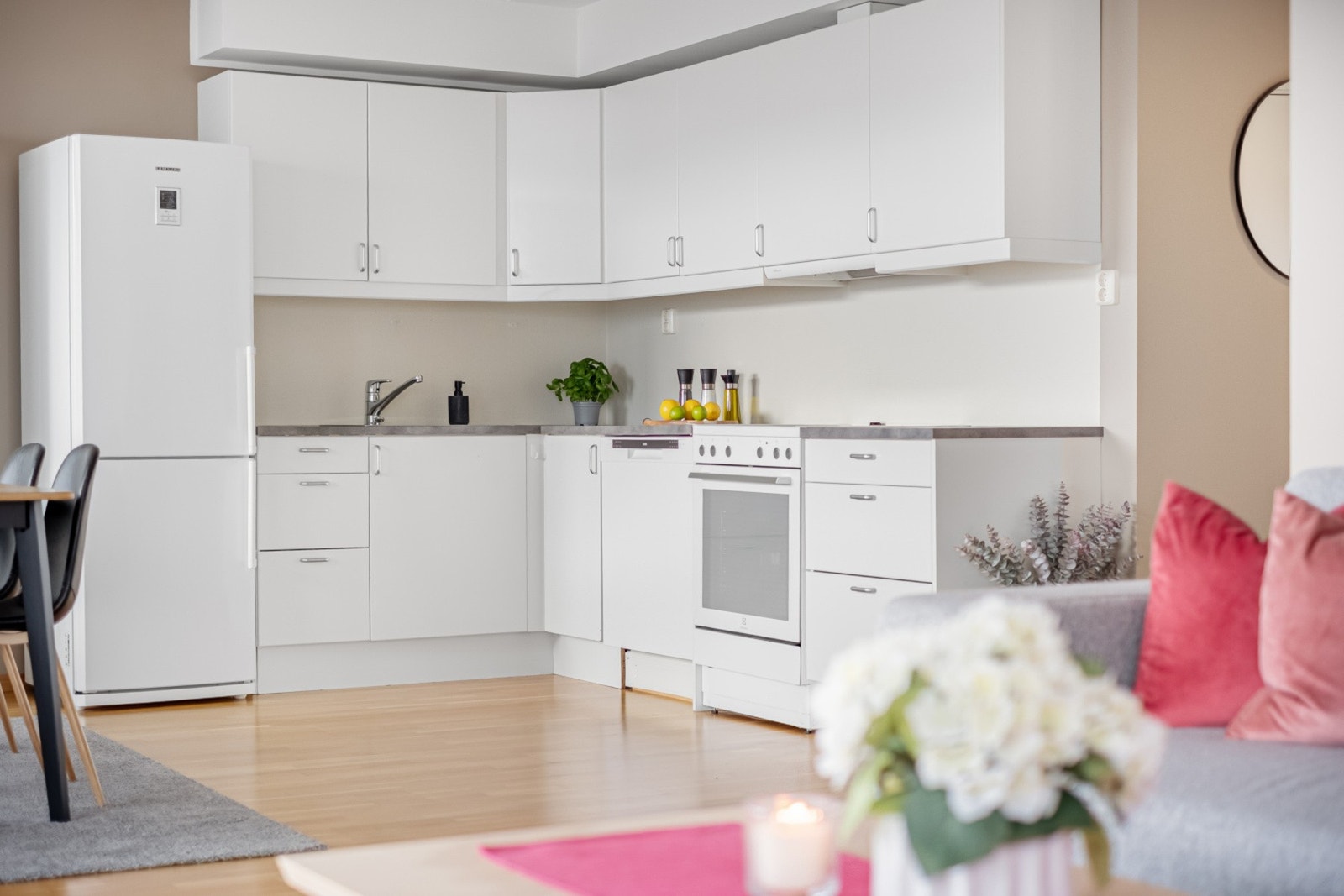 Normalt godt utbygget med skap og benkeplass. Hvite glatte kjøkkenfronter. Galleribilde