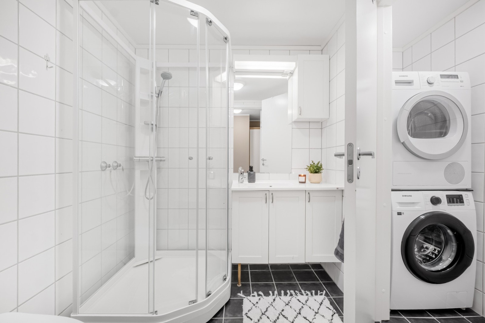 Flott flislagt bad med elektriske varmekabler i gulv. Innredning med nedfelt servant, veggmontert toalett, dusjkabinett. Galleribilde