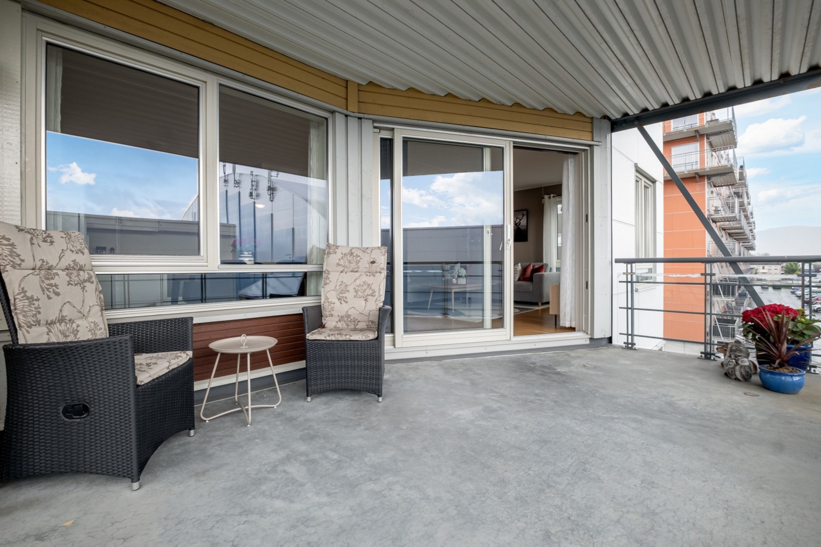 God plass for utemøbler og annet etter ønske. Galleribilde