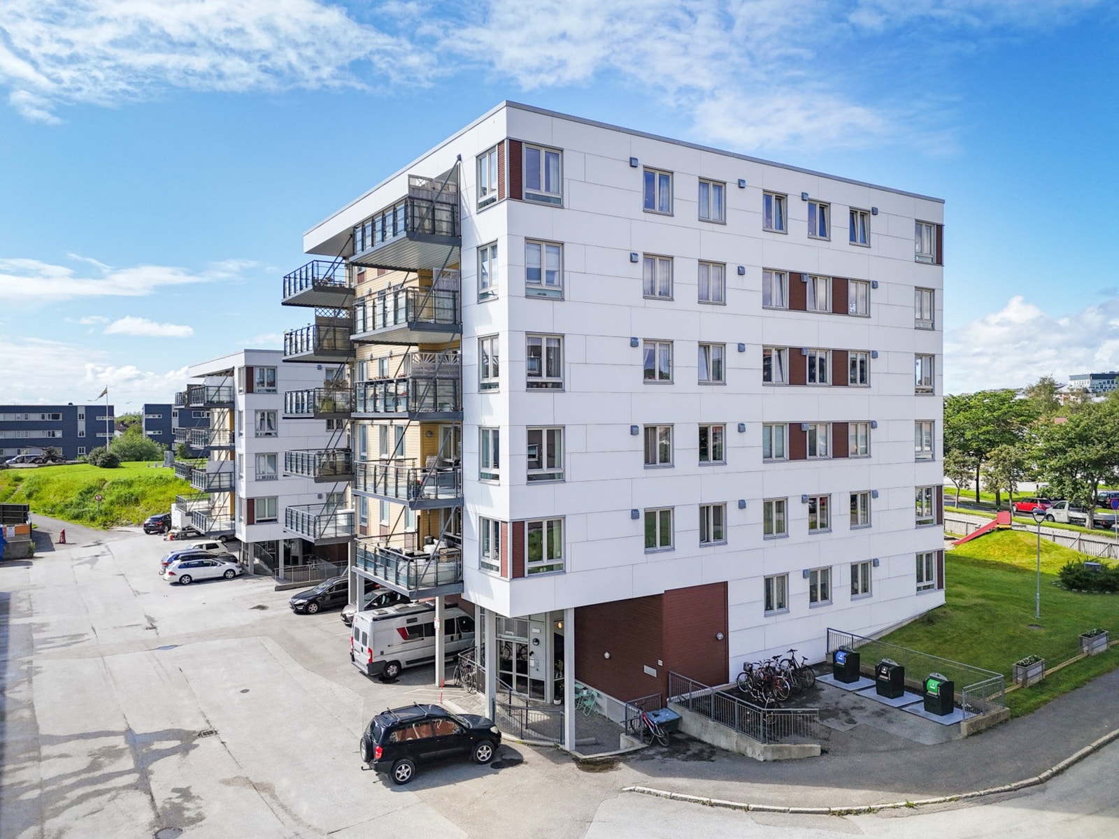 Her har du umiddelbar og enkel tilgang til alt av fasiliteter og daglige nødvendigheter, med alt fra shoppingmuligheter, restauranter og kafeer, dagligvare, badeland, treningssenter, kollektivtransport m.m. Galleribilde