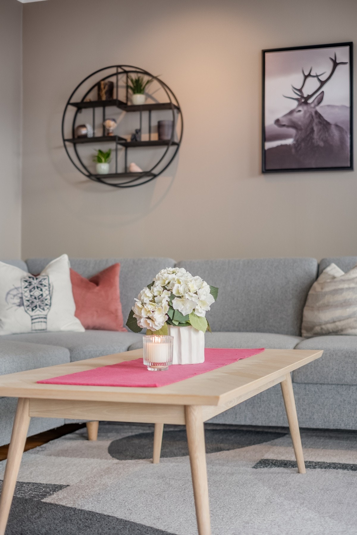 I felleskostnadene har du blant annet inkludert kommunale avgifter, renovasjon, kabel-tv/internett, strøm varmtvann, snørydding mm. Galleribilde