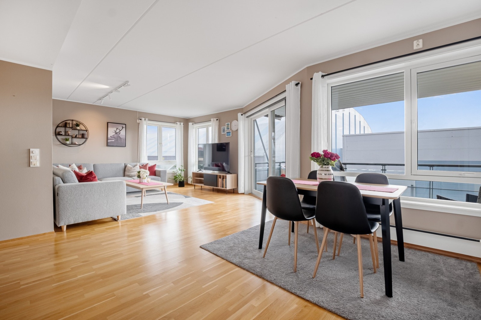 Velkommen til Hålogalandsgata 120 - en flott og innbydende 3-roms andelsleilighet fra 2007. Foto: Mamor Boligstyling AS. Galleribilde