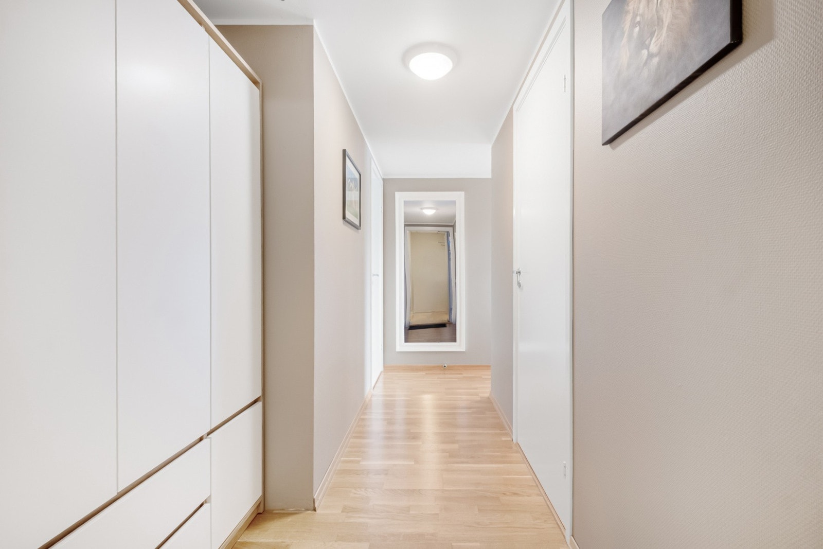 Gang med plass for garderobeskap. Galleribilde