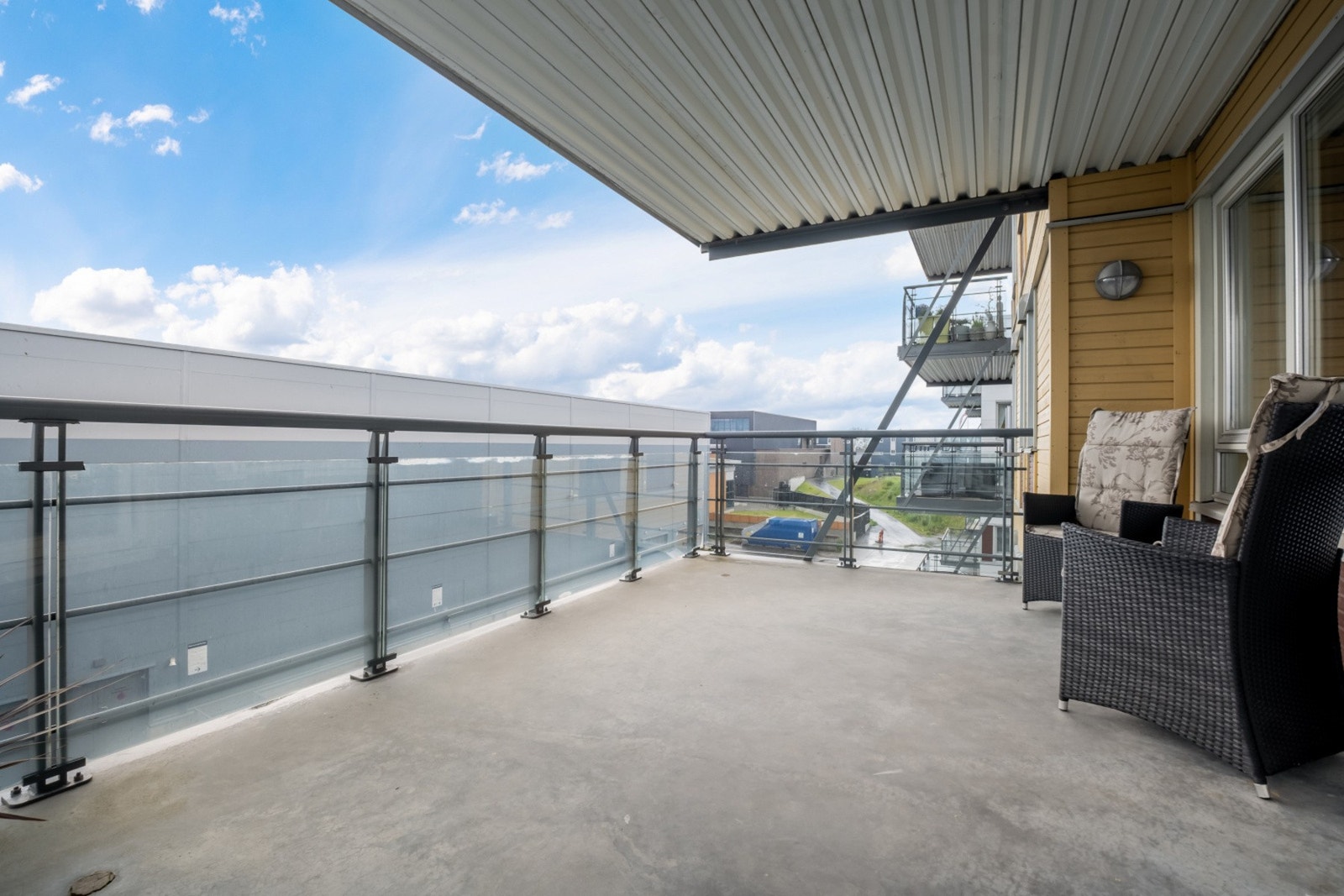 Utgang til romslig balkong hvor man kan nyte gode solforhold. Galleribilde