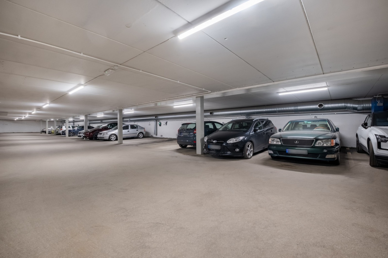 Fast parkeringsplass i garasje. Infrastruktur for elbillader er på plass hvis man har behov. Galleribilde