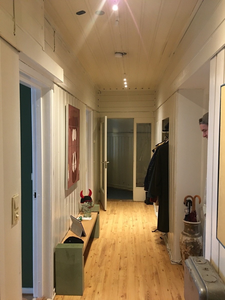 Gang mot inngangsdør Galleribilde