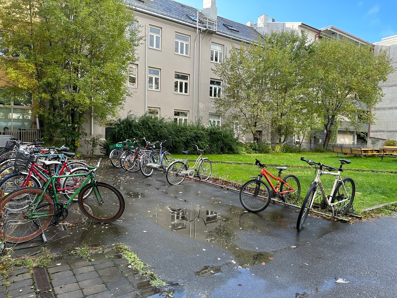 Sykkelparkering både utvendig og innvendig. Galleribilde