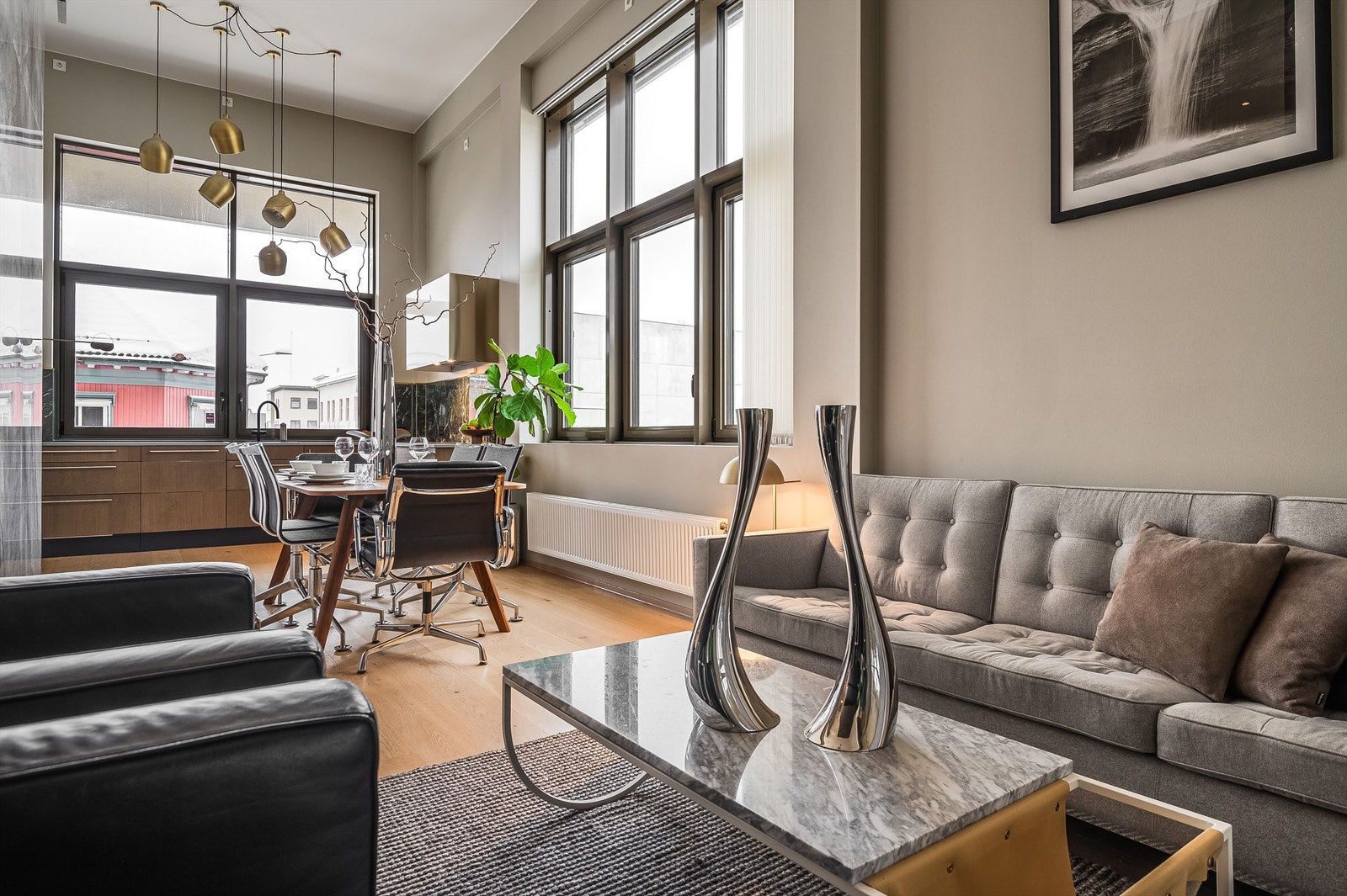 Noe av det som gjør denne leiligheten så spesiell er takhøyden på ca 4 meter i stue og kjøkken. Galleribilde