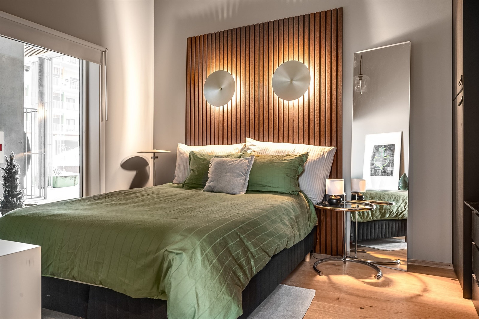 De to soverommene er av god størrelse med plass til dobbeltseng og garderobeløsning. Galleribilde