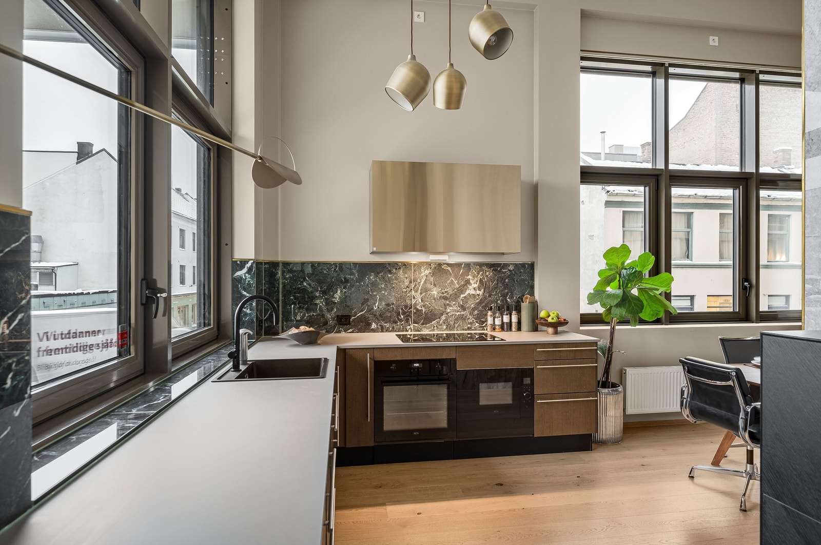 Kjøkkenet har integrerte hvitevarer som stekeovn, platetopp, oppvaskmaskin, mikrobølgeovn og kjøleskap, samt vegghengt ventilator. Galleribilde