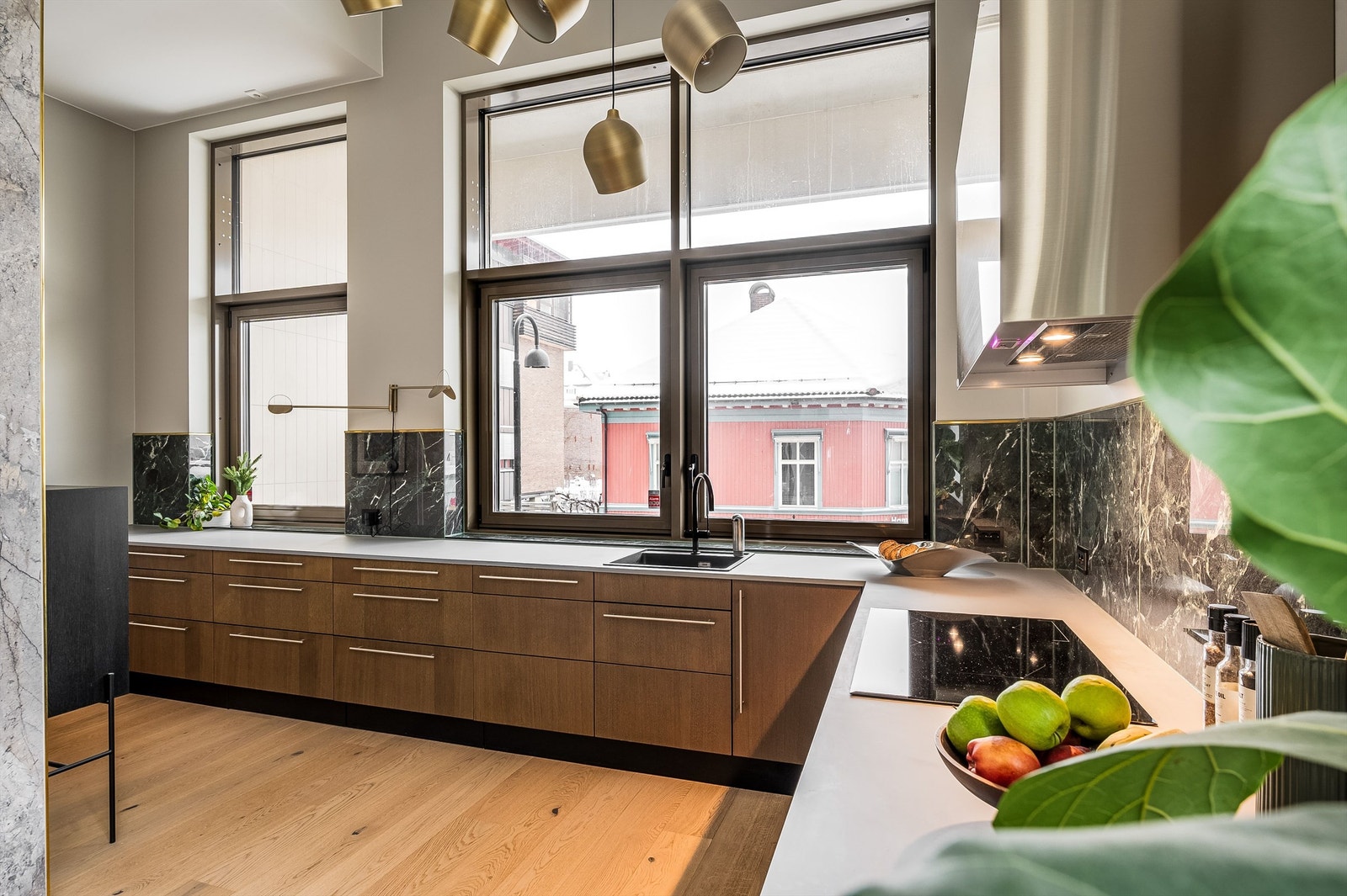 Innredningen har glatte fronter og benkeplate av kompaktlaminat med nedfelt oppvaskkum. Galleribilde