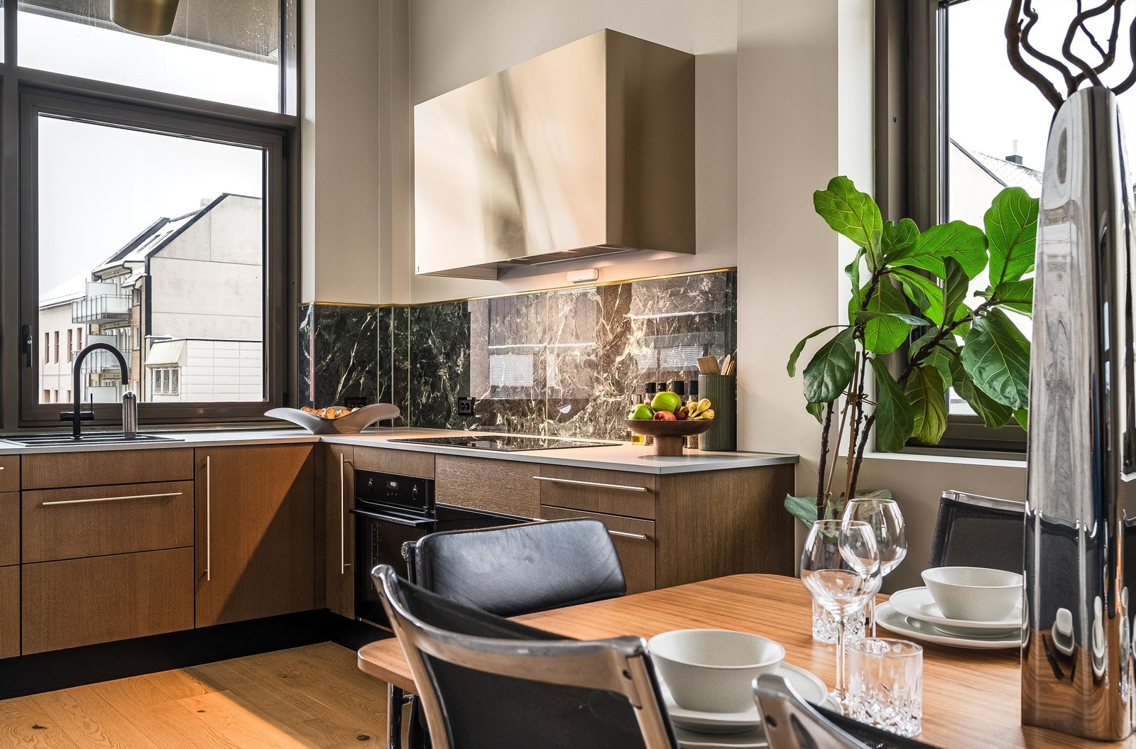 Kjøkkenet ligger i åpen løsning til stuen og har en smakfull HTH innredning. Flisene i benkeryggen er i samme stil som fra toalettrommet og skaper en rød tråd i boligen. Galleribilde