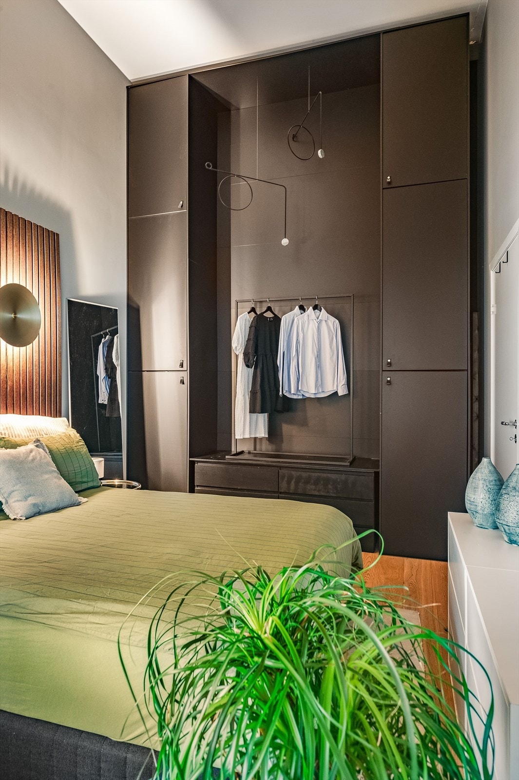 Garderobeløsning på soverom i full takhøyde. Galleribilde