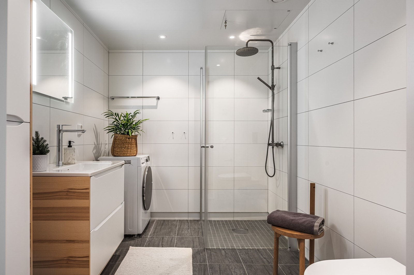 Baderommet har flislagt gulv med gulvvarme og flislagt vegger. Galleribilde