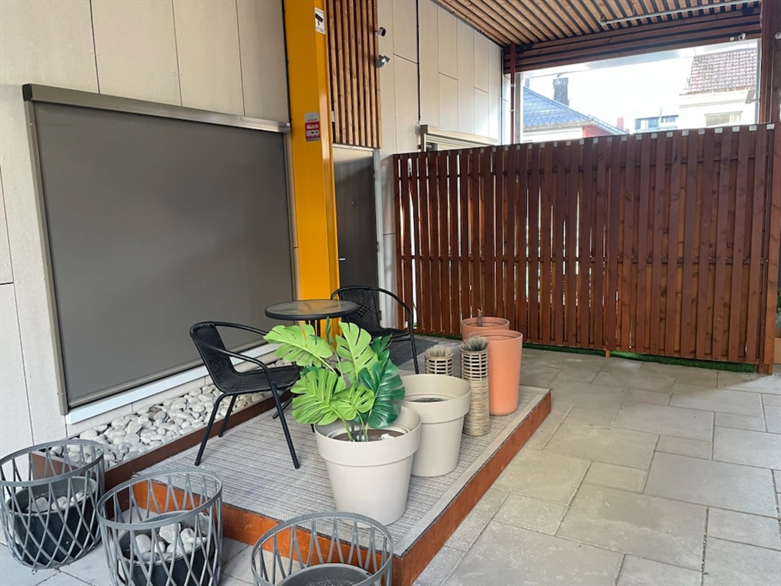 Sittegruppe ved inngangsparti Galleribilde