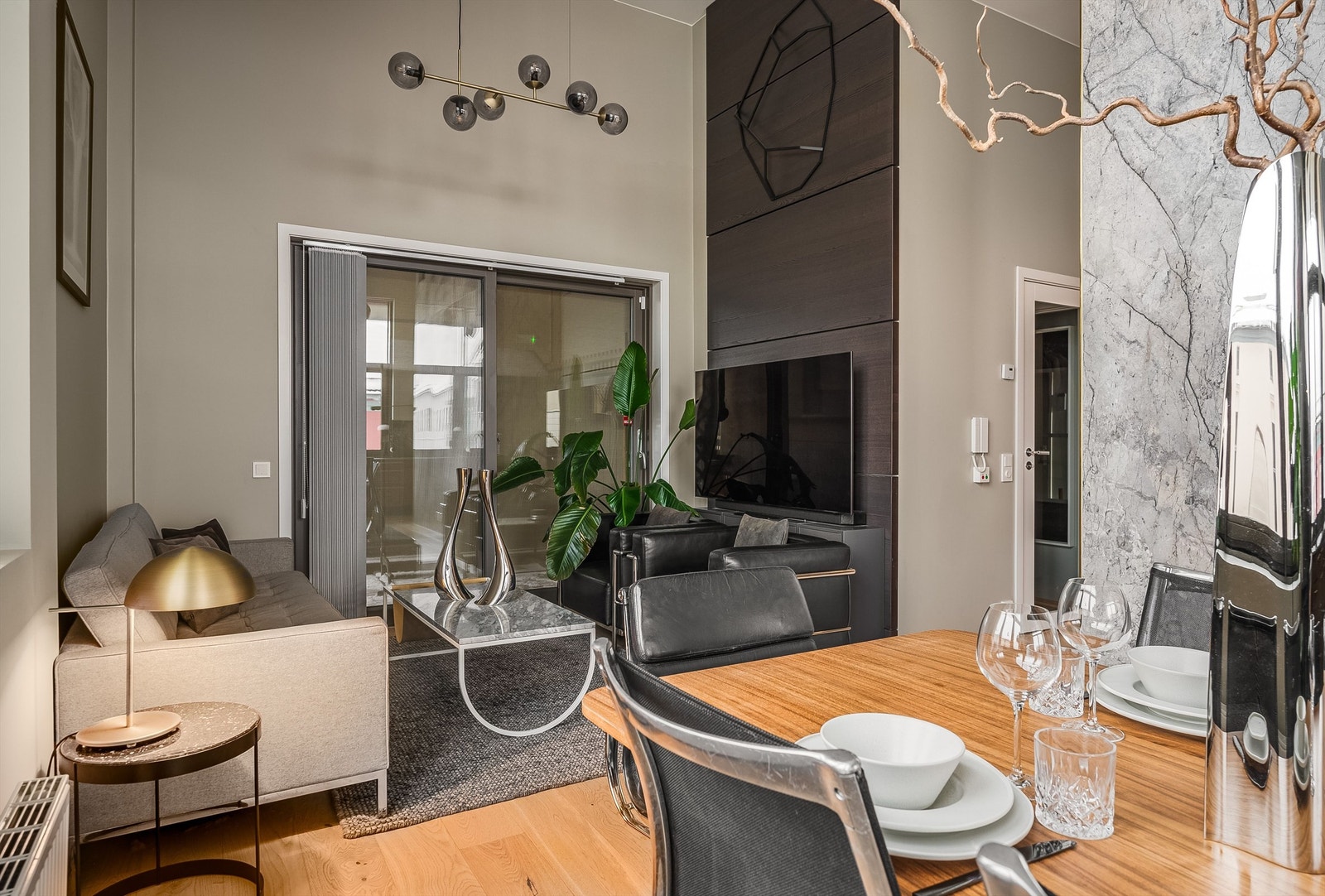 flotte detaljer i form av blant annet to kontrastvegger med fliser og panel. Galleribilde