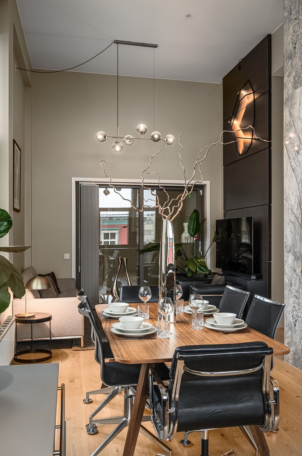 Godt med plass til både sofa og spisegruppe. Galleribilde