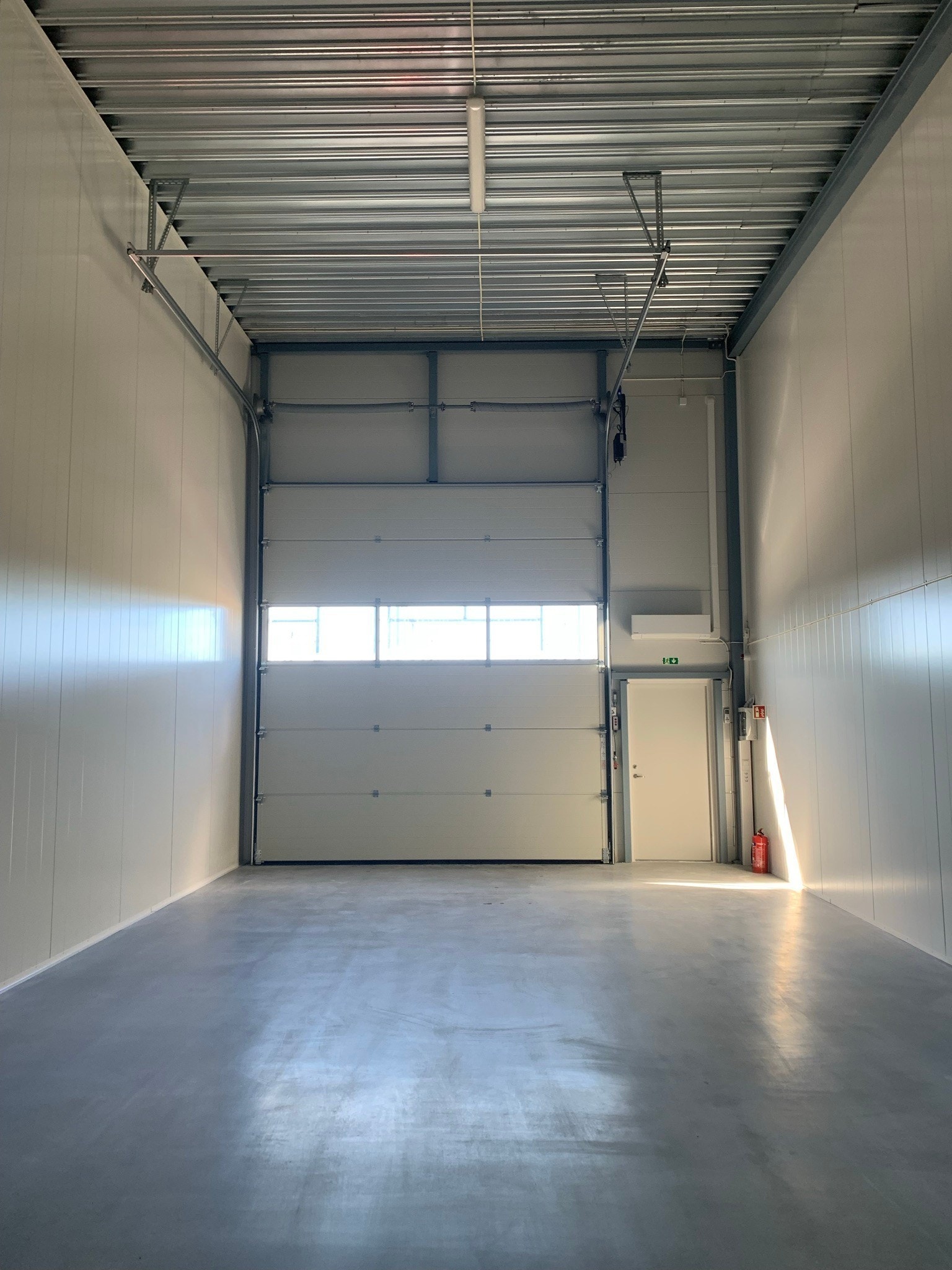 Seksjon på 72 kvm- standard leveranse.
Inkluderer blant annet: Klargjort for tilkobling av vann, avløp og bredbånd.
To stykk LED-armaturer i tak.
(Varmepumpe installert er mulig tilvalg) Galleribilde