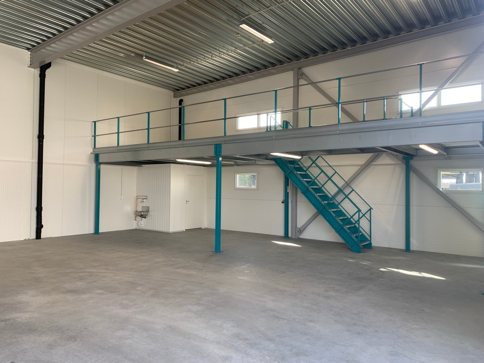 Seksjon på 144 kvm med tilvalgene: mesanin, toalettrom, ekstra belysning under mesanin, 3-fase stikkontakt, ekstra stikkontakt og utslagsvask. Galleribilde