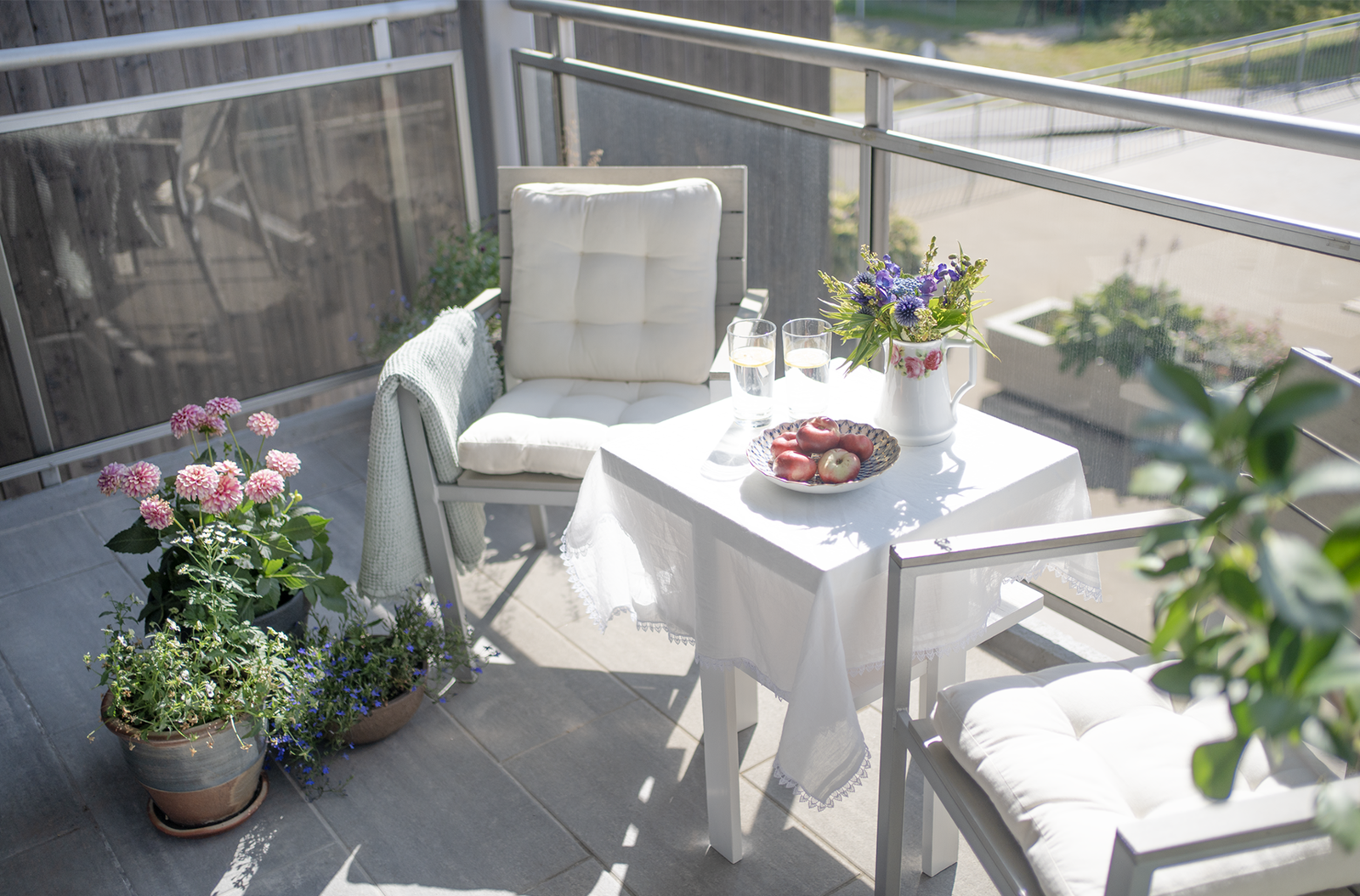 Veranda med plass til bord og stoler Galleribilde
