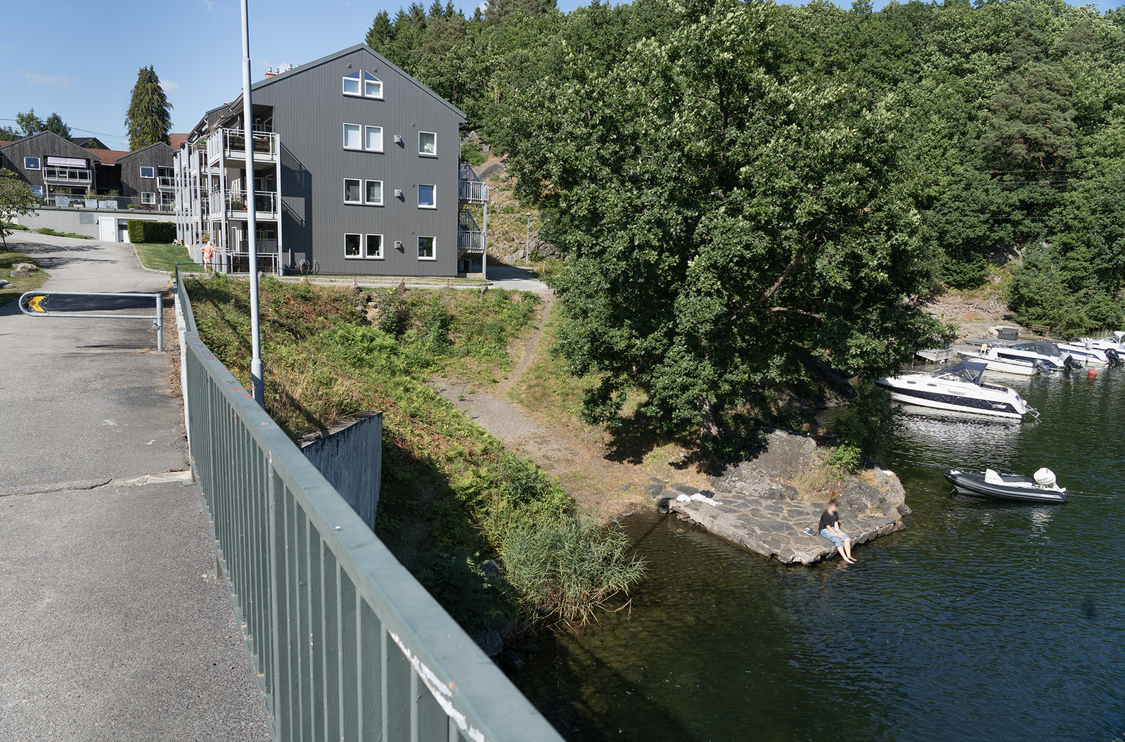 Bilde tatt fra broen med badeplassen nede til høyre Galleribilde