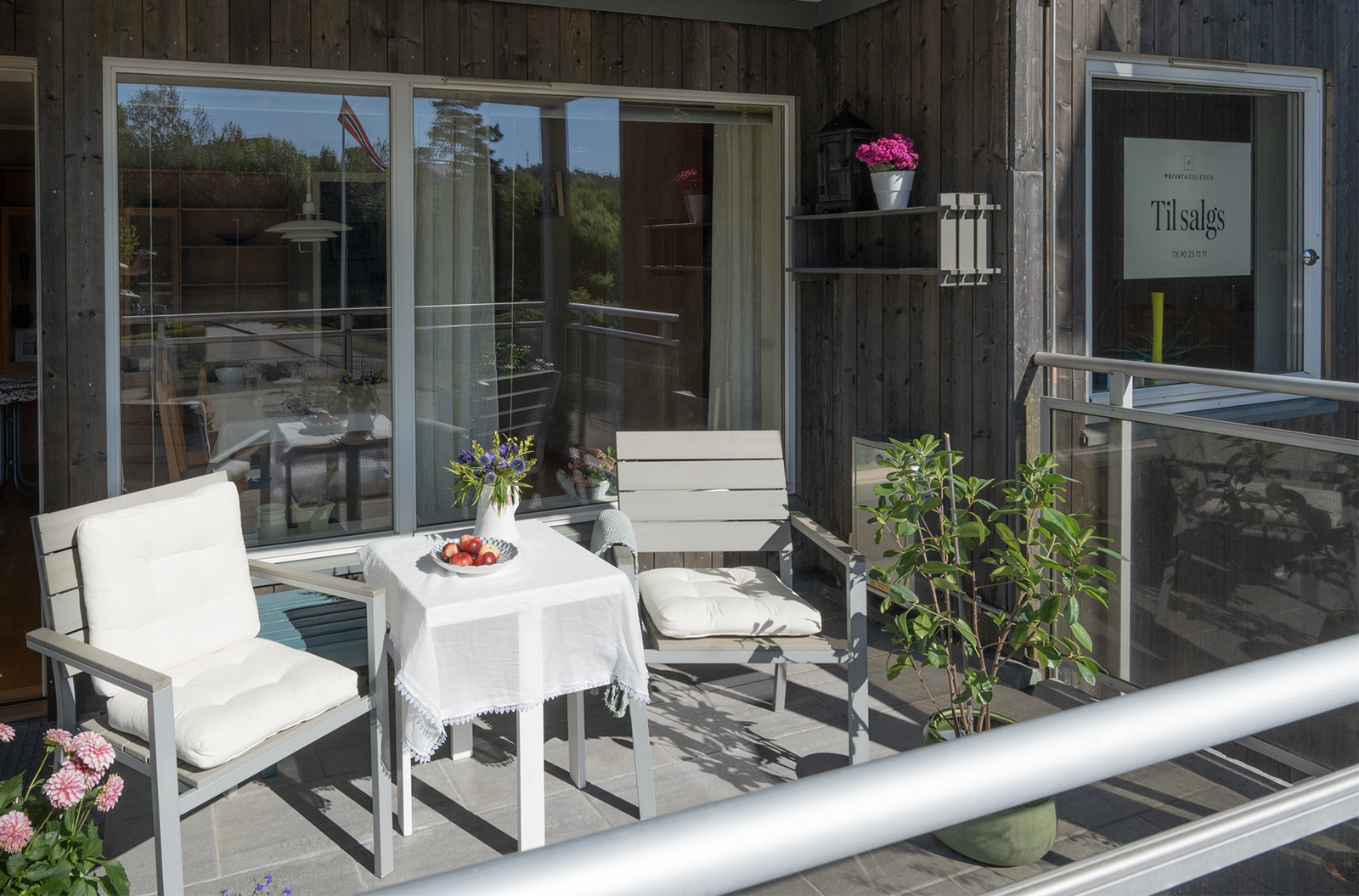 Her kan man nyte ettermiddagsolen på egen overbygd veranda Galleribilde