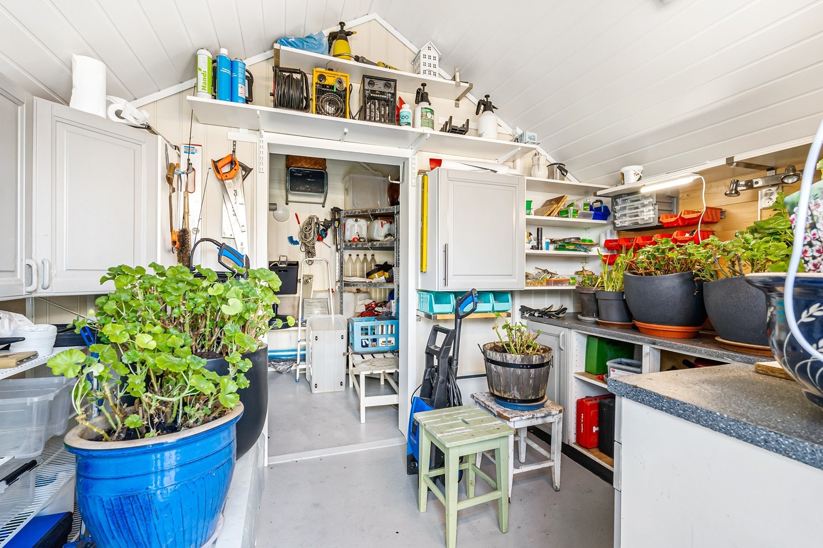 Boden er praktisk og fin å bruke til lagring av fiskeutstyr, grill og utemøblement. Galleribilde