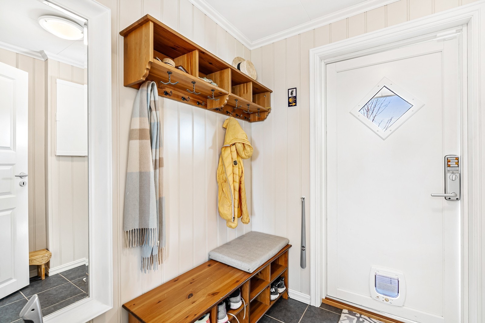 Ytttergangen har flislagt entré med varmekabler i gulvet. Det er god plass til å henge fra seg yttertøy og plassere sko. Galleribilde
