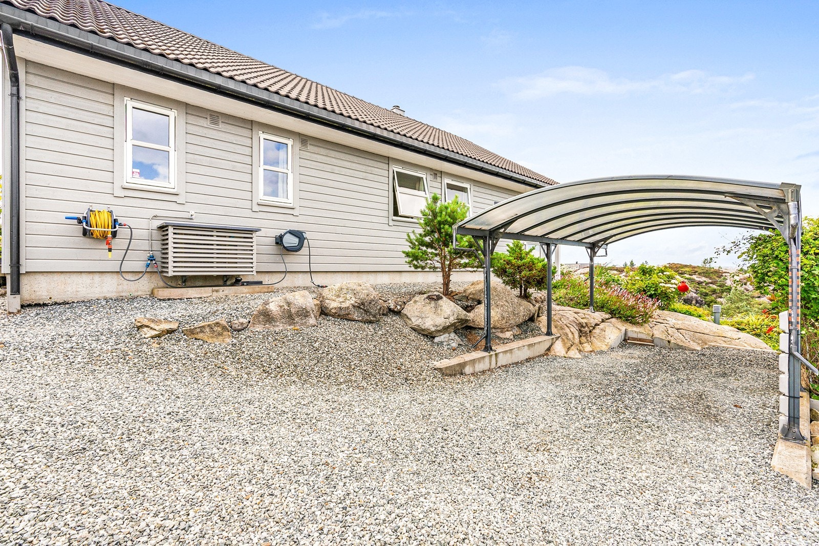 Frittstående carport på eiendommen. Galleribilde