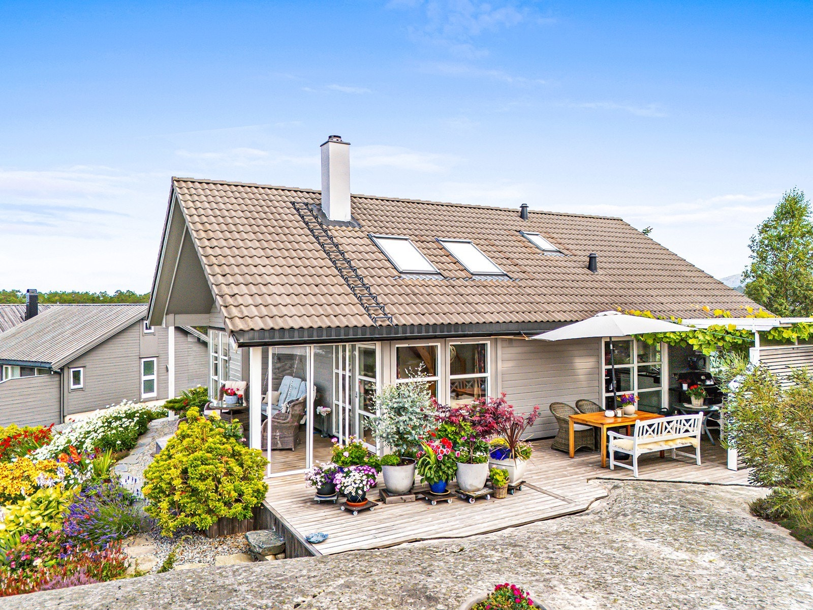Store vinduer gir gode lysforhold og rammer inn den fine utsikten. Galleribilde