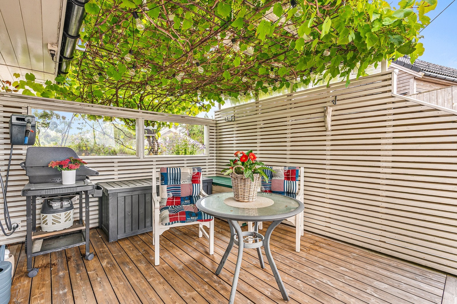 Et koselig område er oppført med pergola og fin beplantning samt levegg. Galleribilde