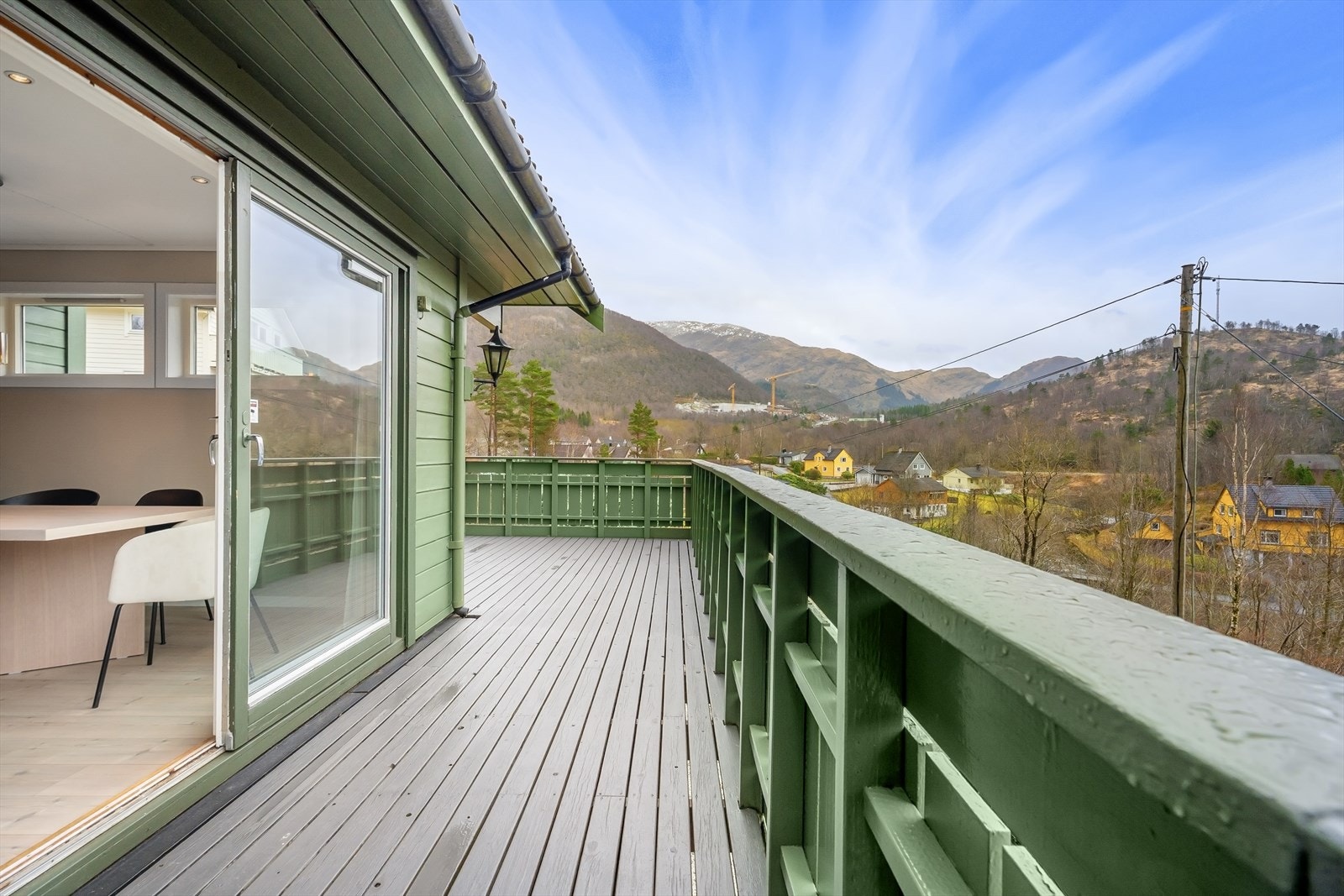 Romslig veranda Galleribilde