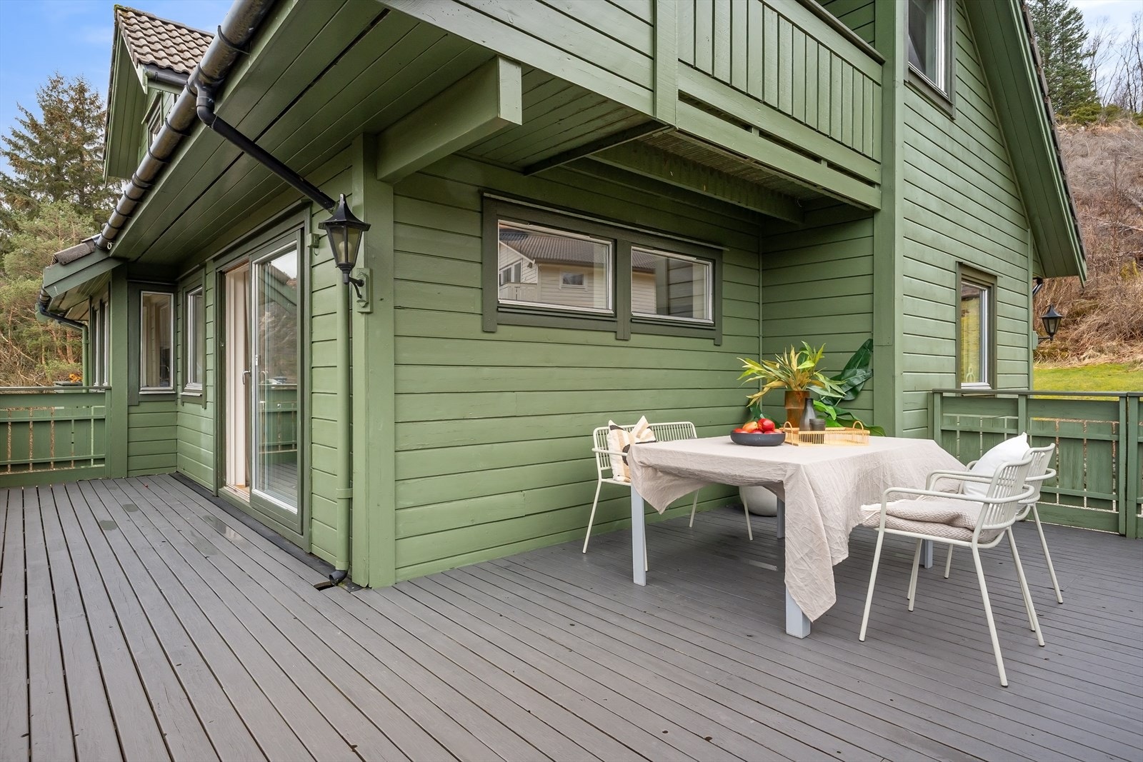 Her er det god plass til sommermøblement og en grill Galleribilde