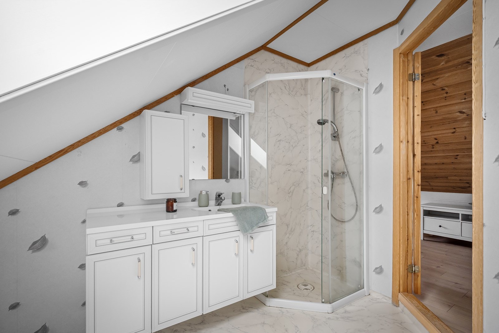 Baderom i loftsetasjen med dusj, toalett og servant i møblement Galleribilde