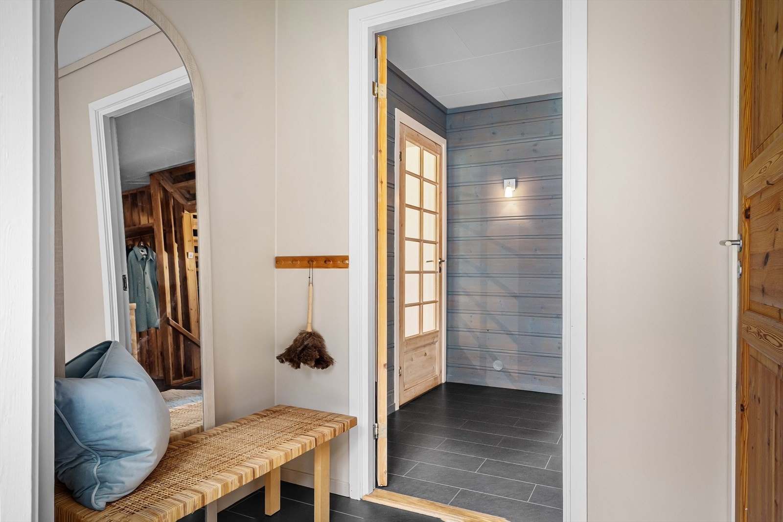 2. etasje har egen inngangsdør, med toalettrom tilknyttet entreen Galleribilde