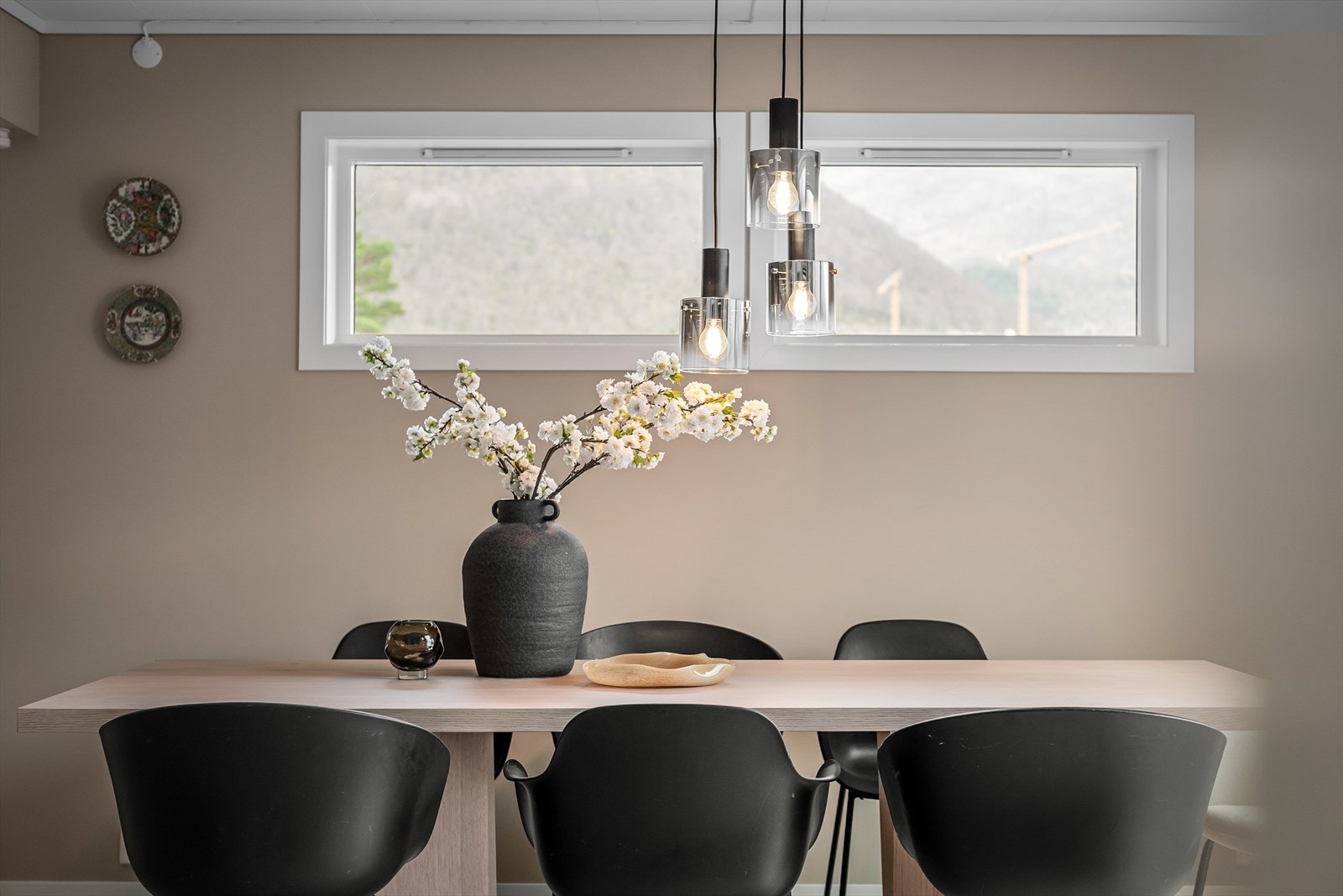 Vinduene over spisebordet sikrer ekstra lysinnslipp Galleribilde
