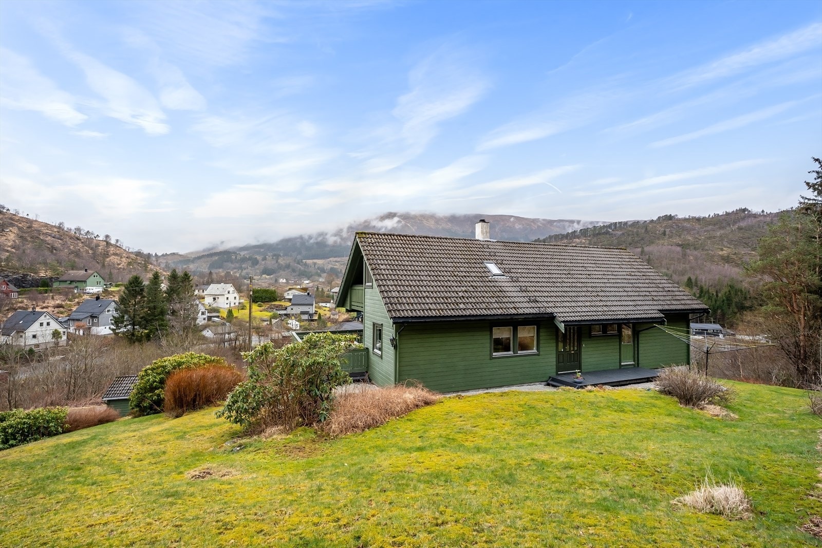 Usjenert hage i bakkant av huset Galleribilde