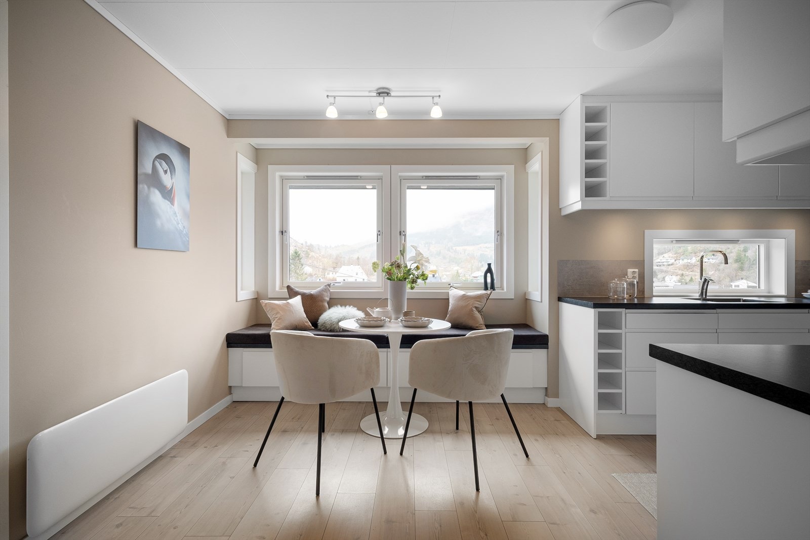 På kjøkkenet har man god plass til spisebord Galleribilde