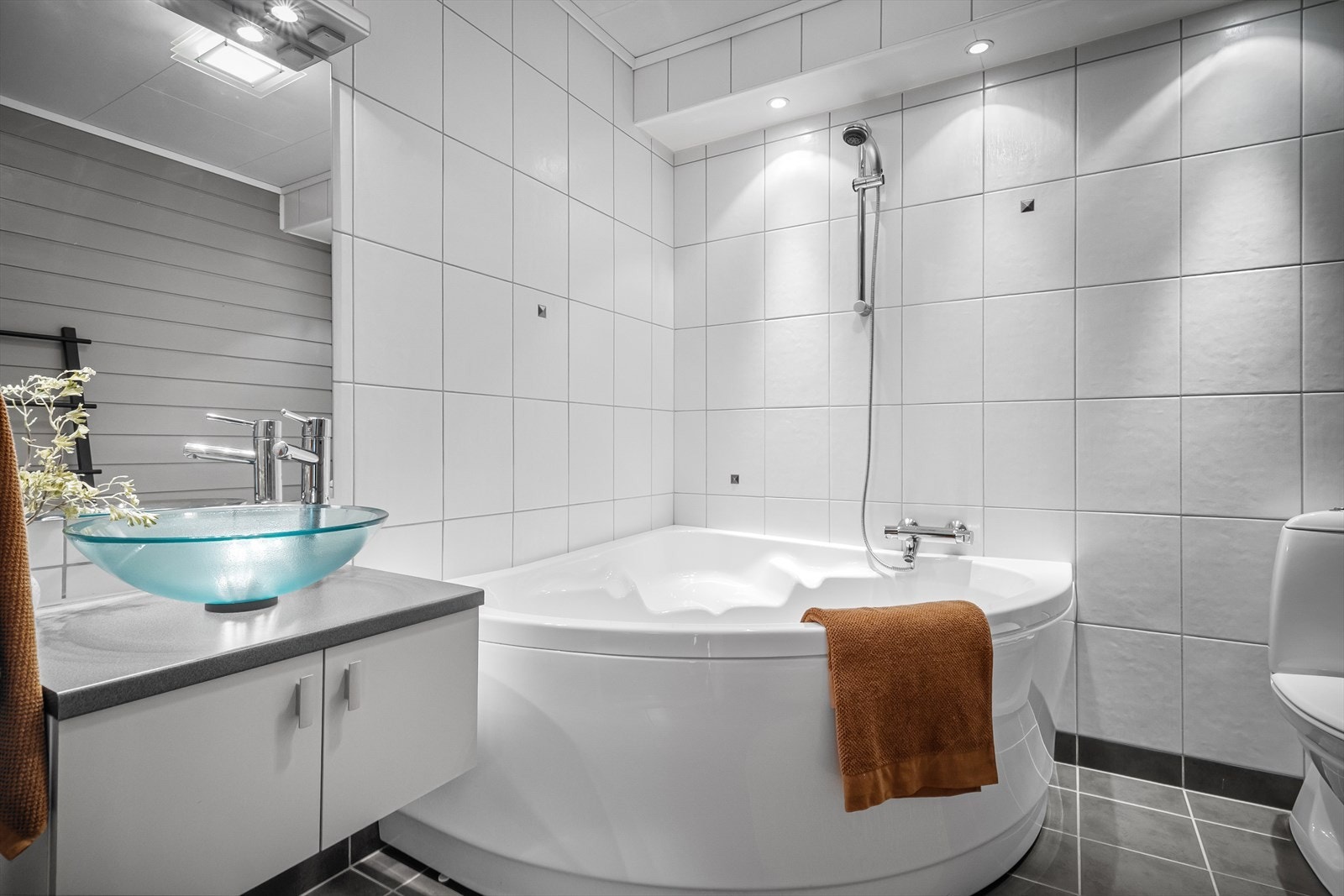 Innholdsrikt baderom i 1. etasje Galleribilde