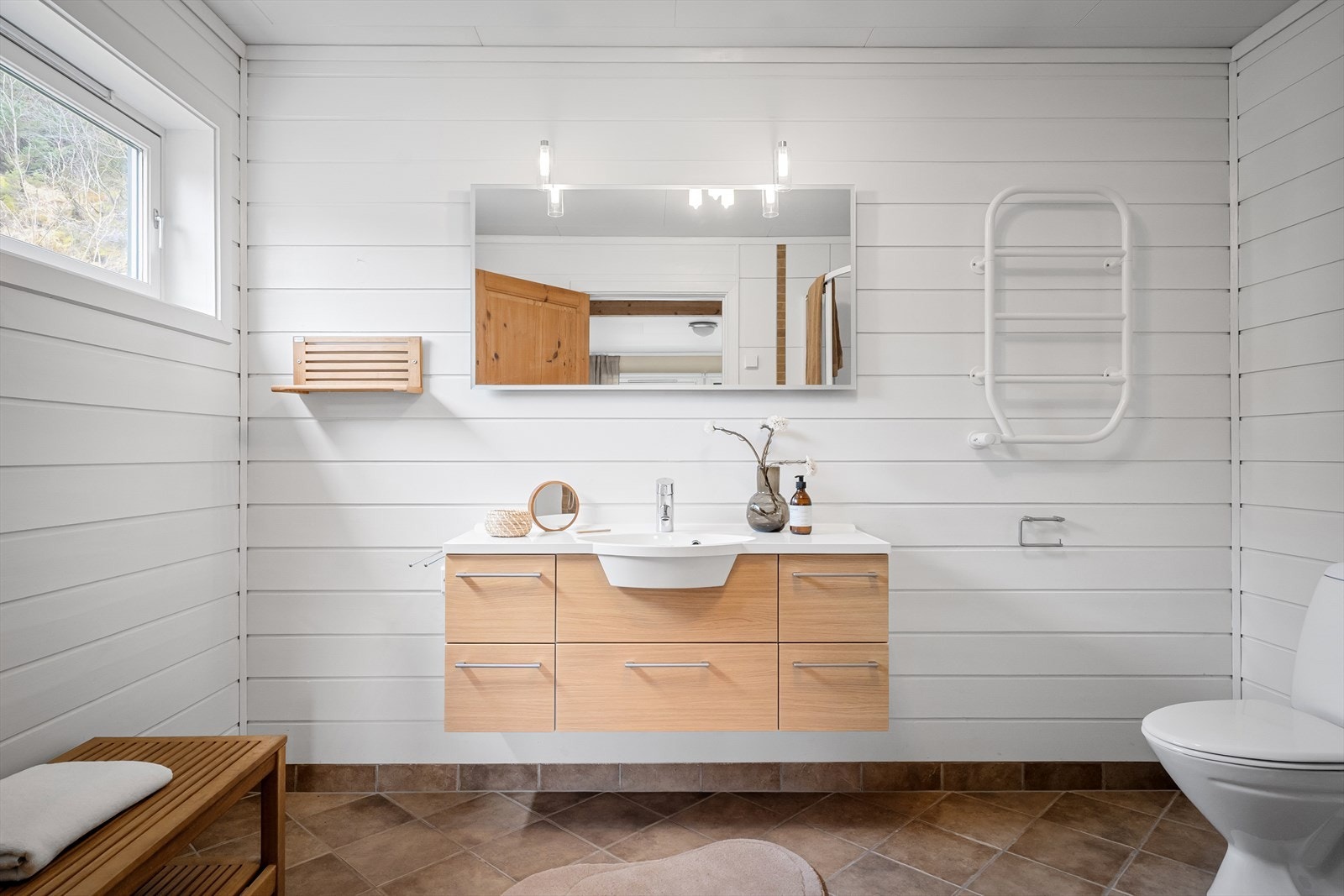 Romslig bad med varmekabler i gulvet Galleribilde