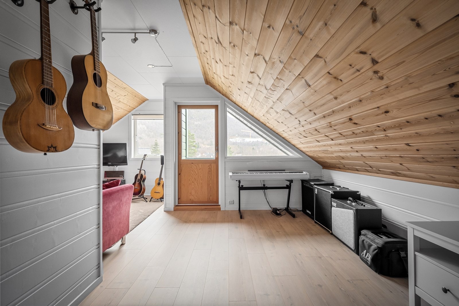 Romslig loftstue med egen luftealtan Galleribilde