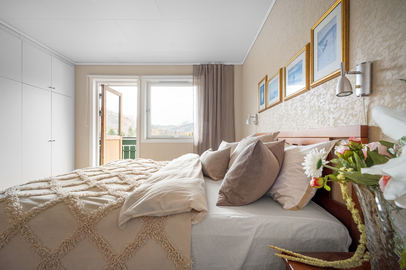 Hovedsoverom med god oppbevaringsplass Galleribilde