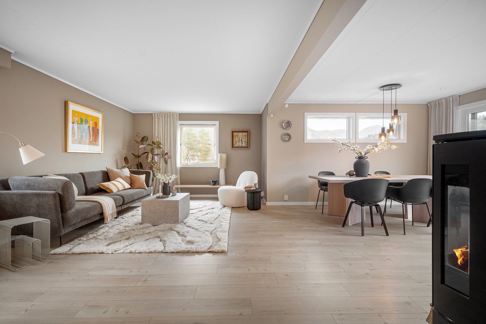 I stuen har man flere soner Galleribilde