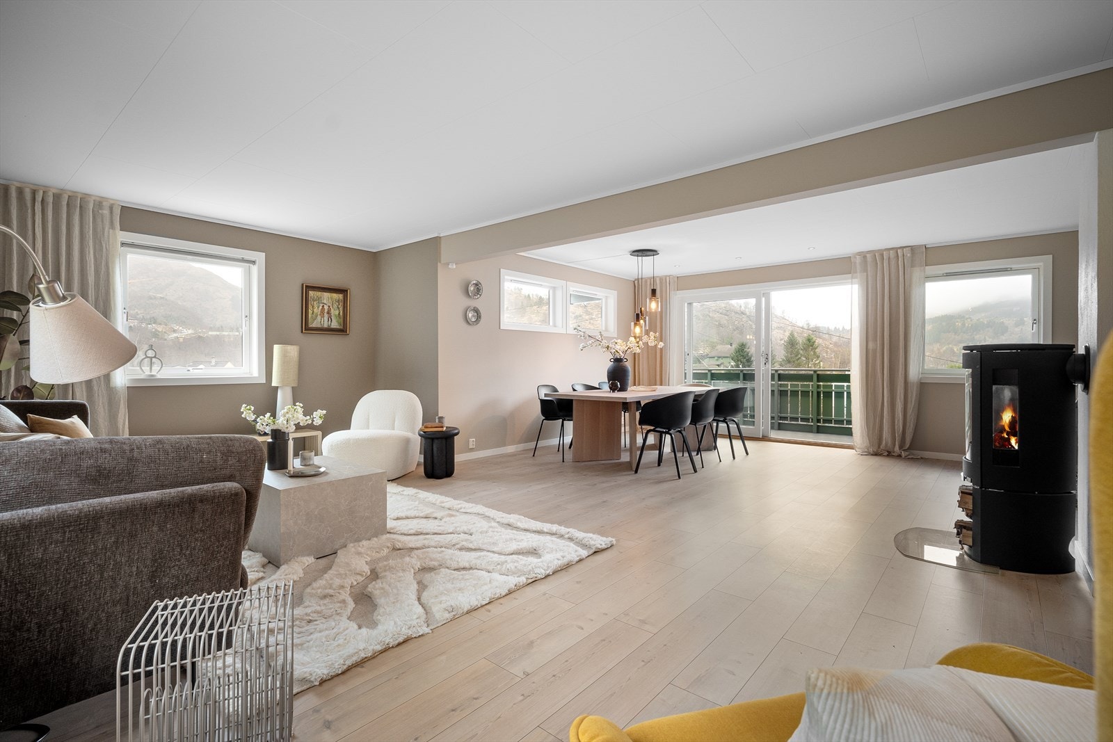 Stor stue med utgang til veranda Galleribilde