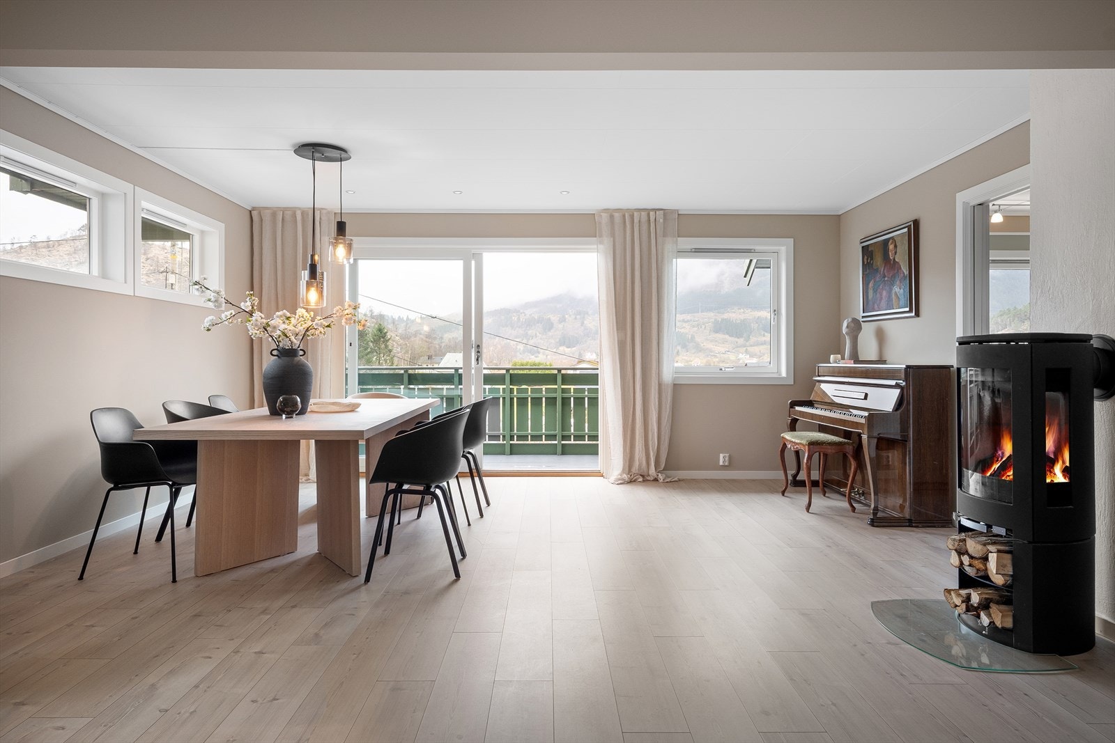 I stuen har man utgang til sørvest-vendt veranda Galleribilde