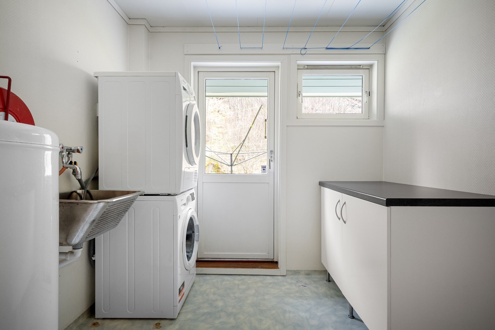 Vaskerom med egen verandadør. Her kan du gå rett ut og henge opp klesvasken Galleribilde