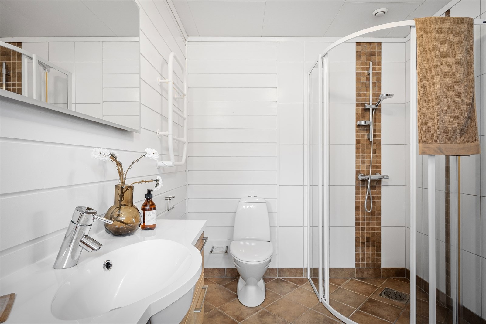 Fullt baderom tilknyttet hovedsoverommet, er en drøm for mange Galleribilde